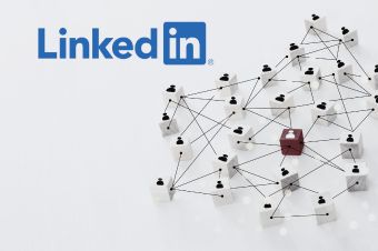 Symbolisches Netzwerk mit Holzwürfeln und Faden plus LinkedIn-Logo