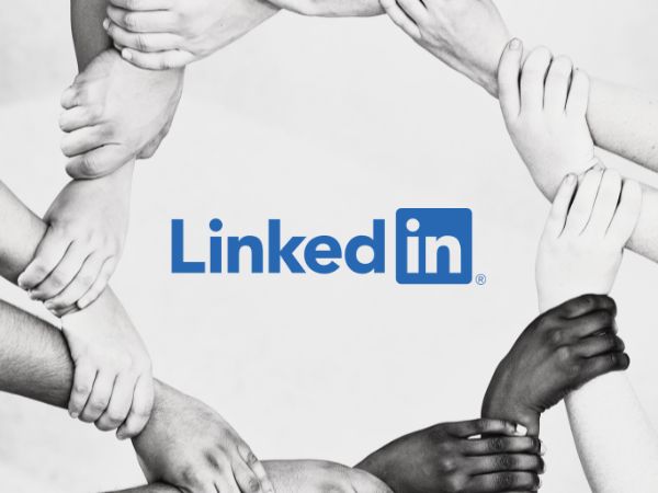Hände halten sich und symbolisieren das LinkedIn Netzwerk