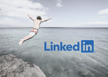 Mensch springt ins Meer mit LinkedIn Logo